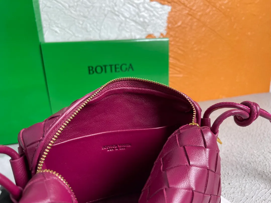 Batch 1160 BOTTEGA VENETA/Bottega 2021 new women's POUCH crossbody bag clutch, lntfecciato woven leather crossbody mini handbag, single internal open pocket, zipper closure, computer embroidered leather shoulder strap can be adjusted in length, model: 9896 Color: cinnabar red Origin: Italy Size: 17*12*8